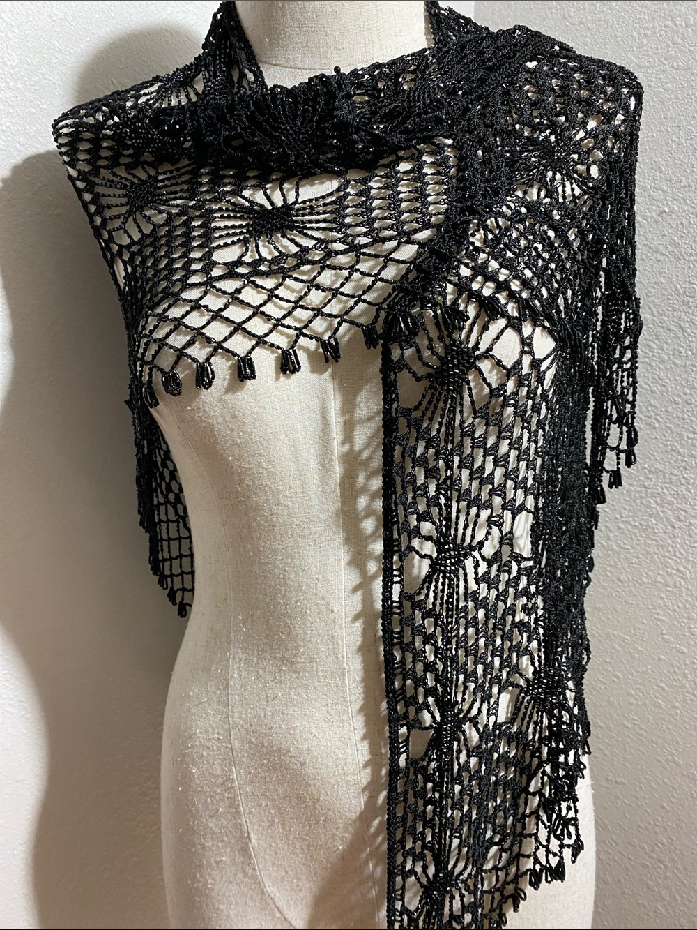 Gorgeous vintage shawl. Made of beads, and crochet.. Beautiful print. - Picture 3 of 5